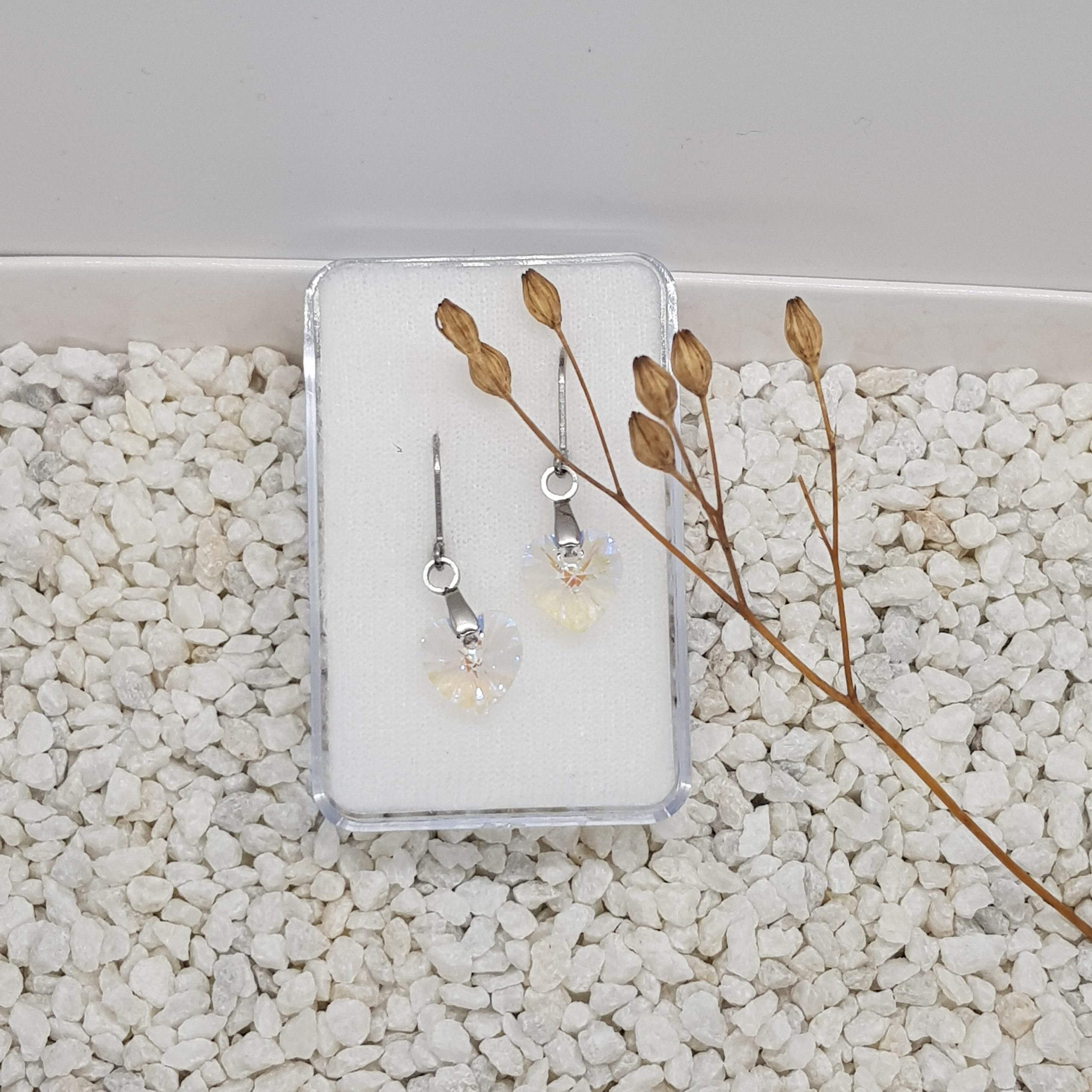 Srdíčkové náušnice světlé měňavé