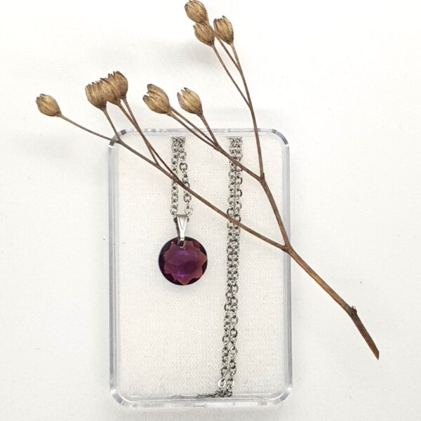 Fialový přívěsek kulatý na řetízku