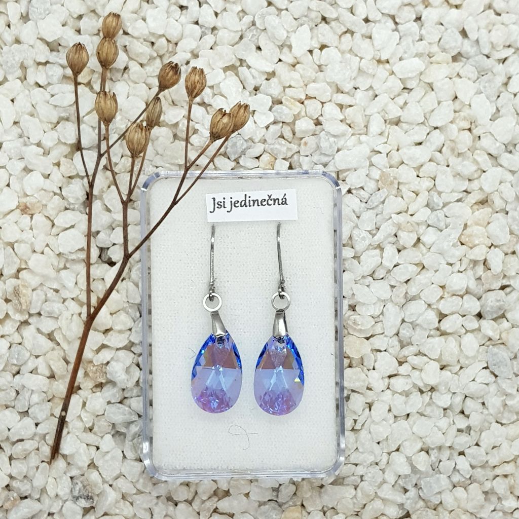 Bleděmodré lesklé kapky