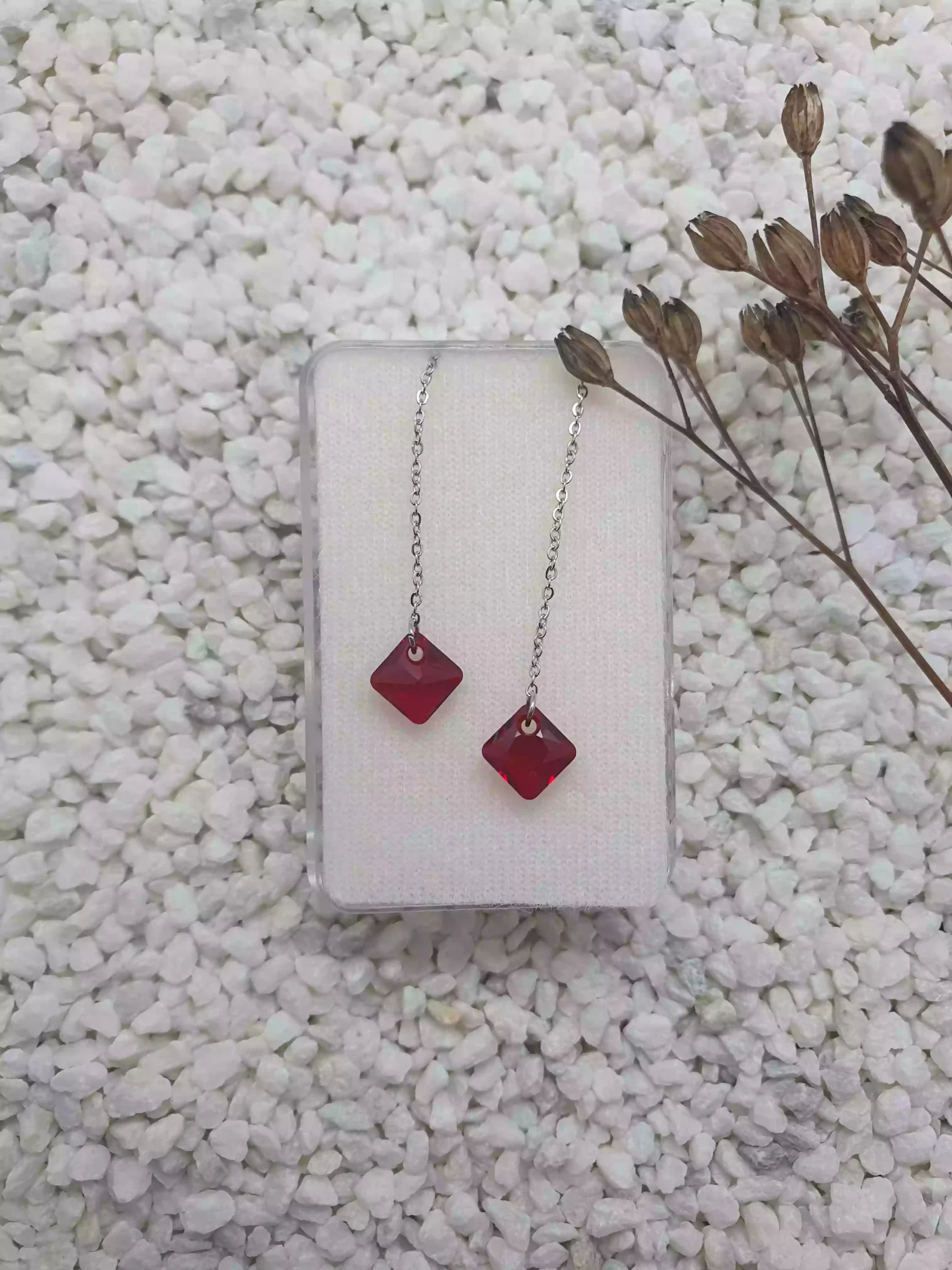 Řetízkové provlékací náušnice červené